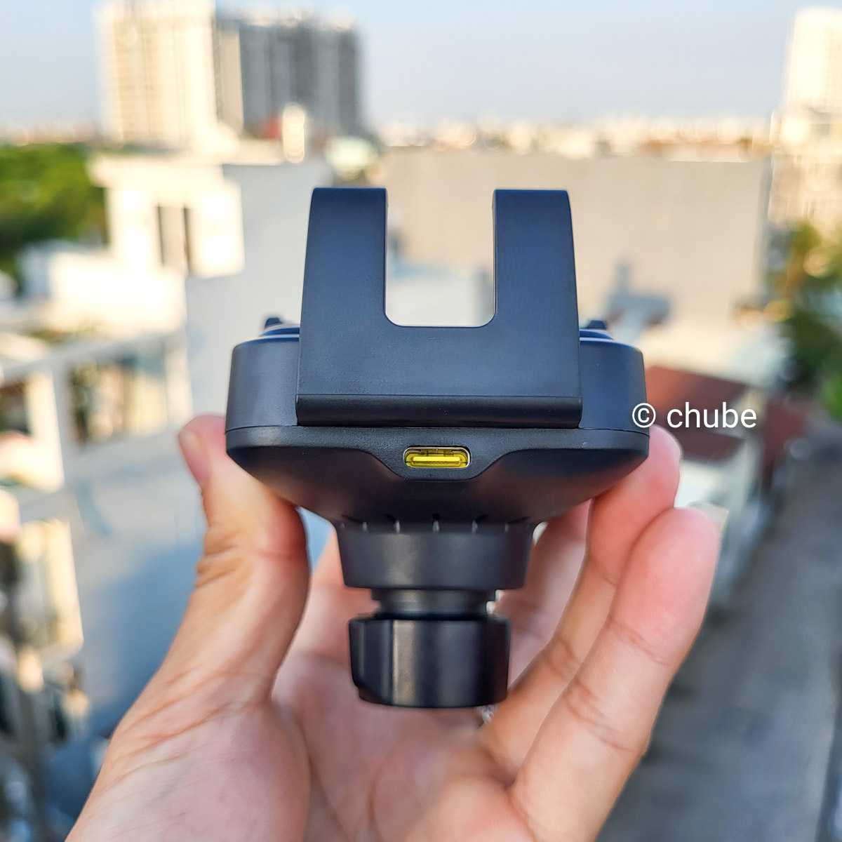 Đế giữ điện thoại Baseus Wisdom Pro 15W được lắp và sử dụng trên xe ô tô