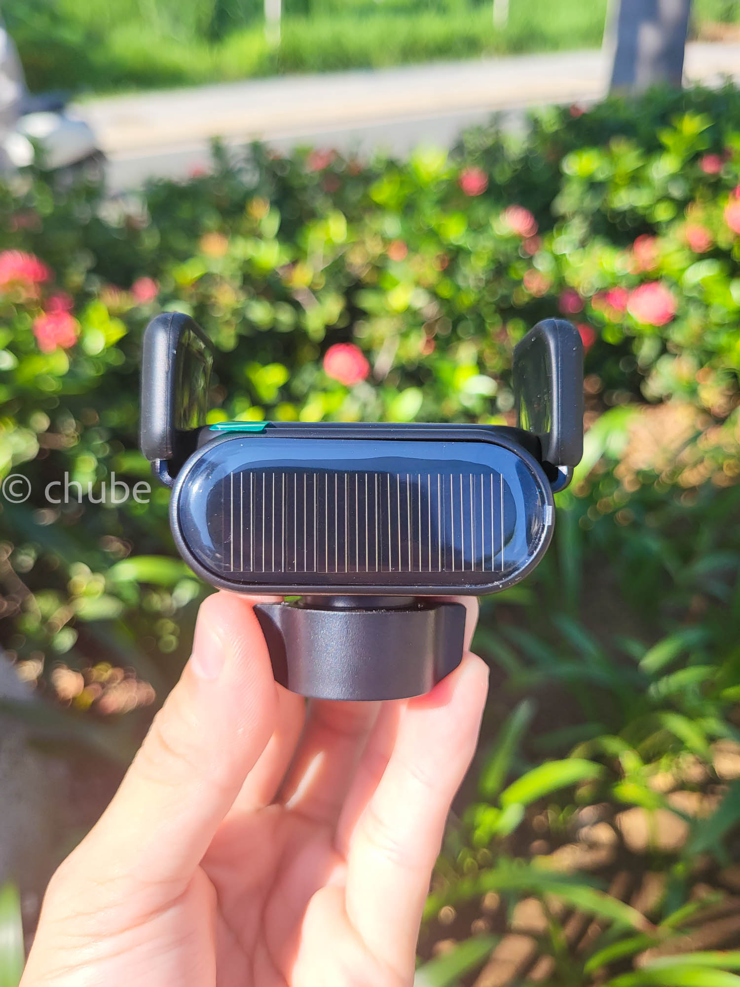 Đế giữ điện thoại ô tô sạc năng lượng mặt trời