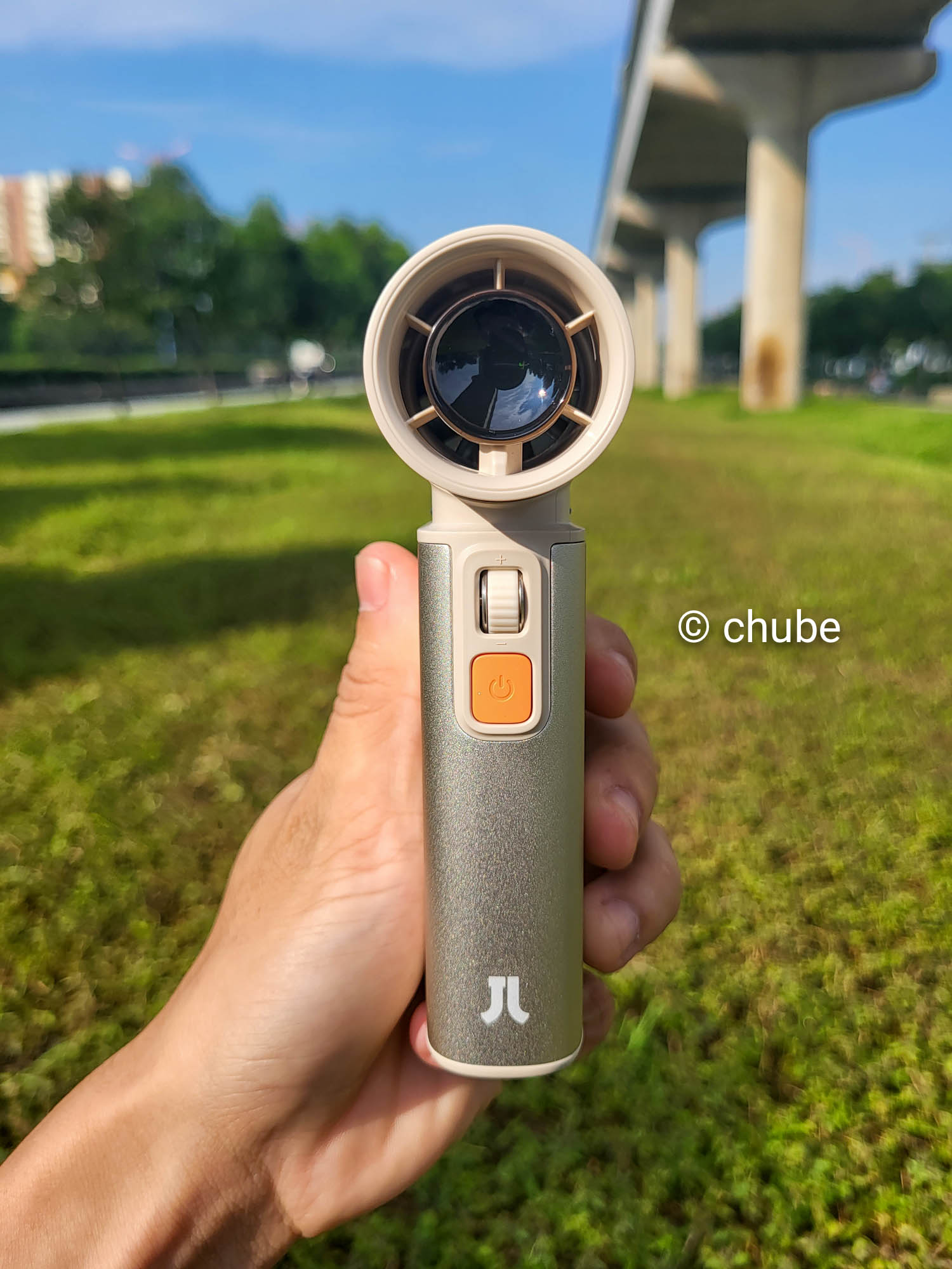 Máy thổi mini Jisulife với thiết kế nhỏ gọn, phù hợp làm mát cá nhân