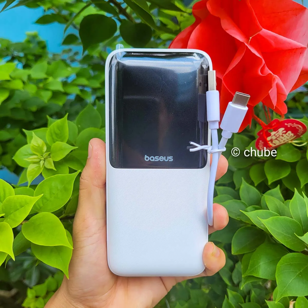 Pin sạc dự phòng Baseus Lipow Dual-Cable 20000mAh 22.5W đang sạc cho điện thoại