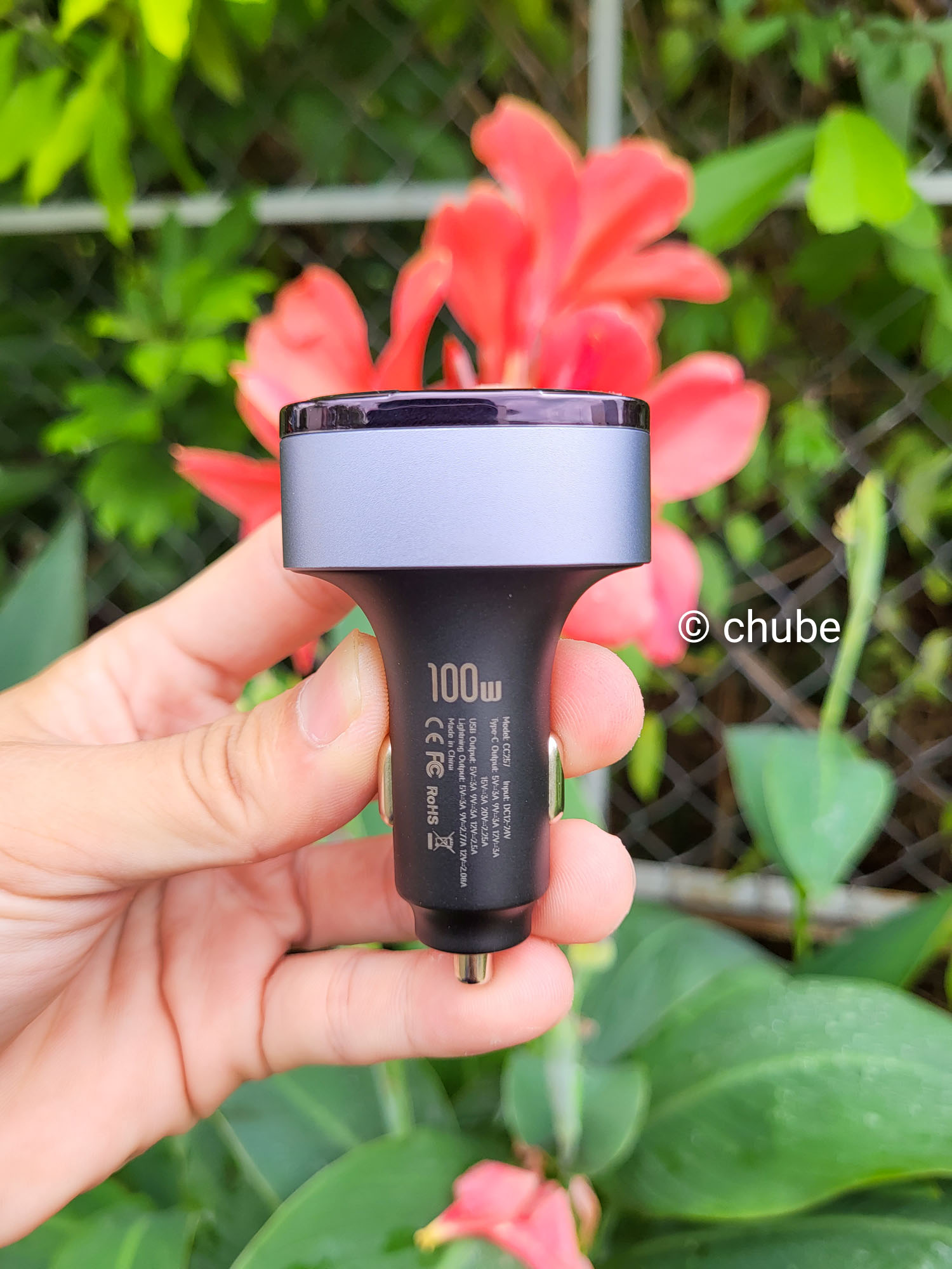 Màn hình LED của tẩu sạc ô tô USAMS CC257 C42, hiển thị điện áp trong quá trình sạc