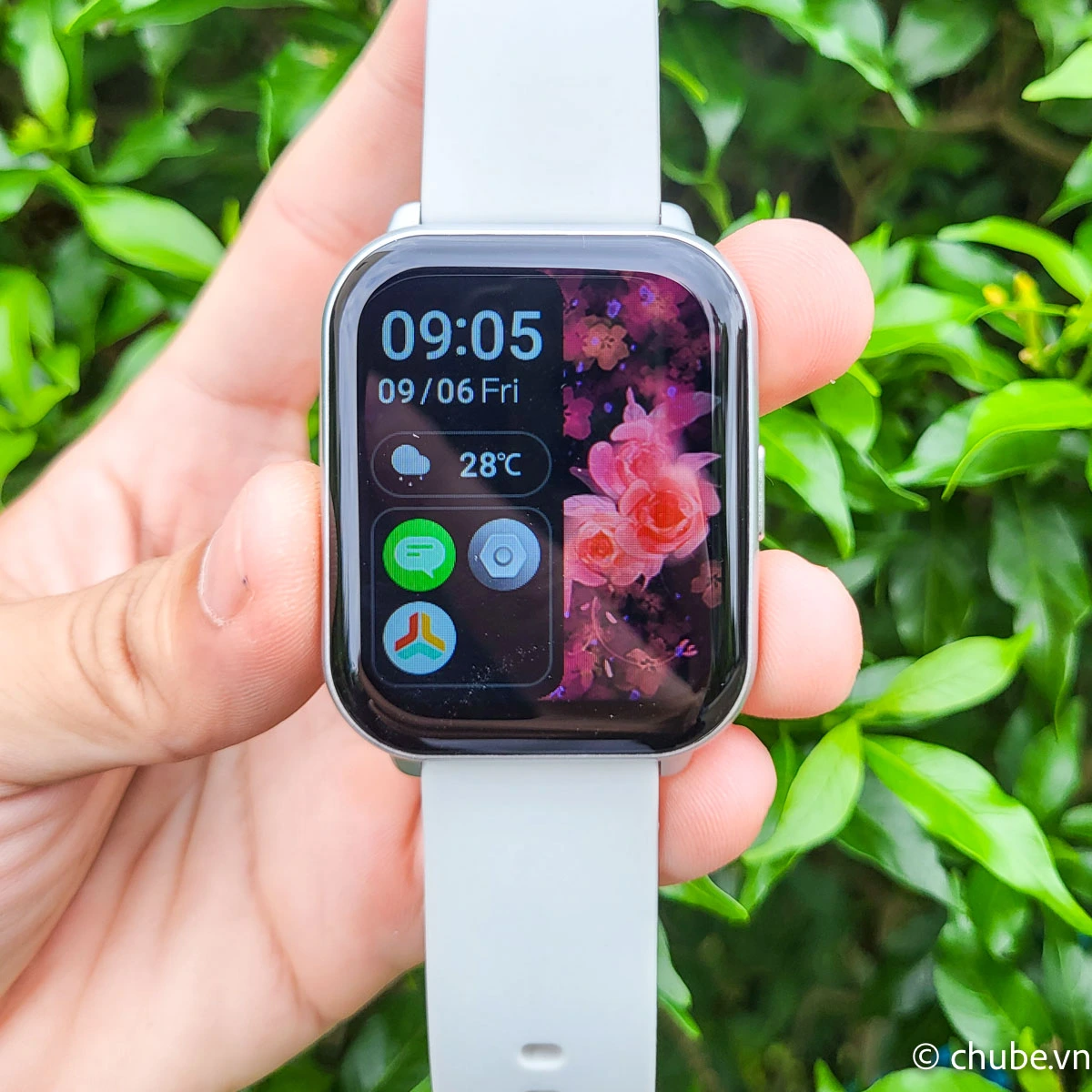 Đồng hồ thông minh HiFuture Zone 2, dây đeo màu đen, mặt đồng hồ có thể thay đổi giao diện.