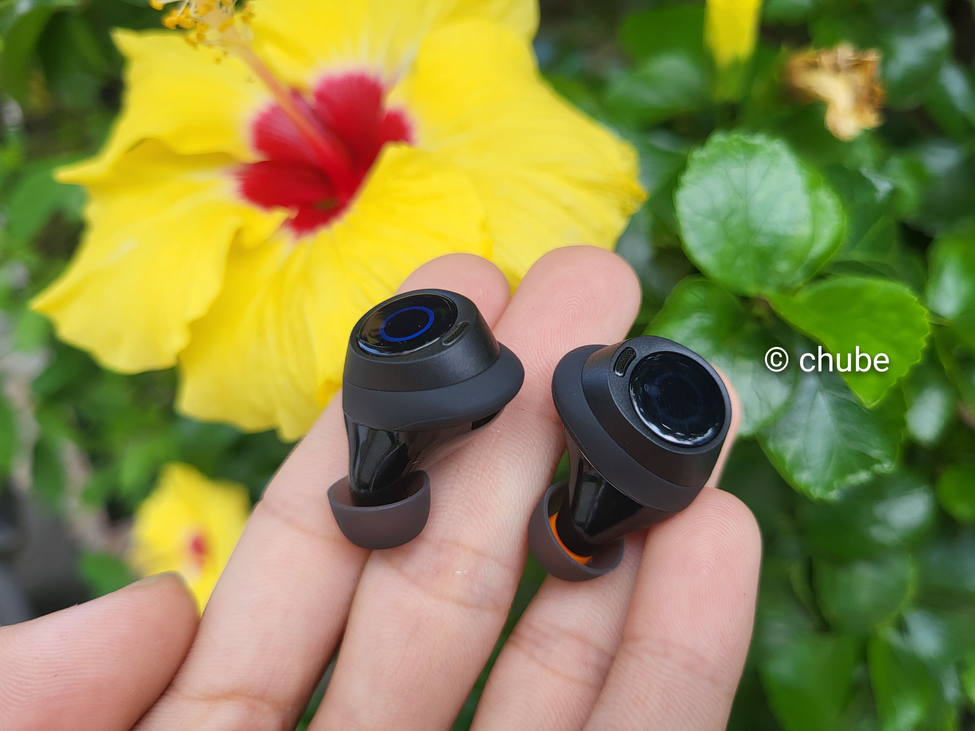 Ảnh minh họa khả năng chống ồn của Baseus Bowie