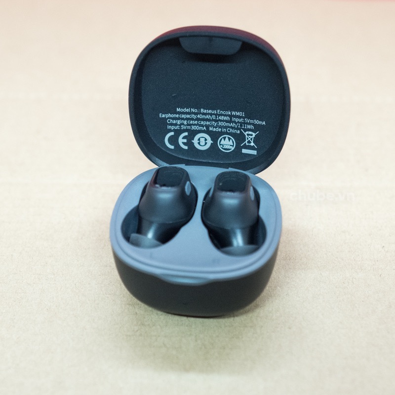 Vệ sinh tai nghe Baseus WM01 giúp duy trì độ bền