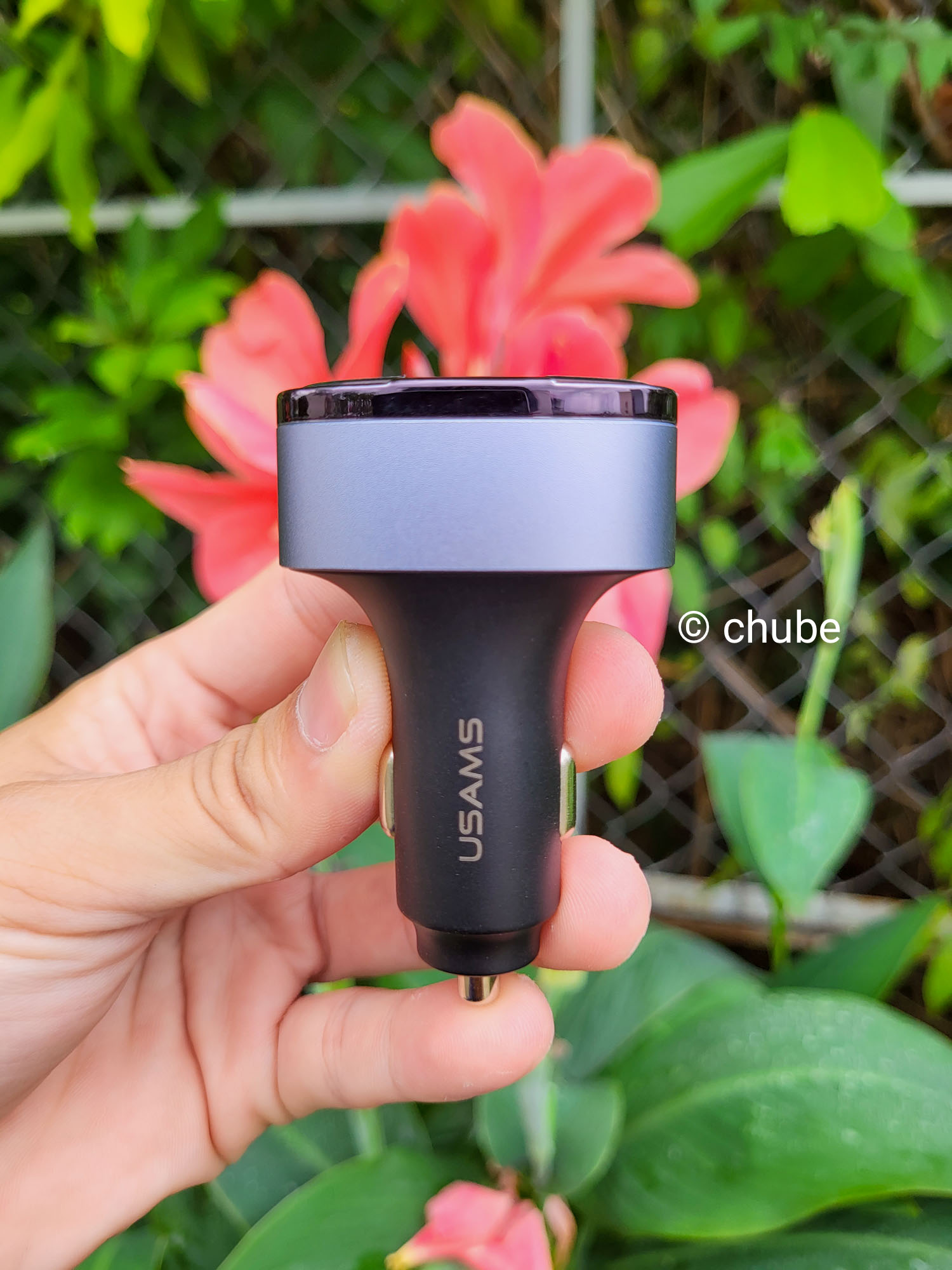 Ba cổng sạc của tẩu sạc ô tô USAMS CC257 C42 100W, bao gồm 2 cổng USB-C và 1 cổng USB-A