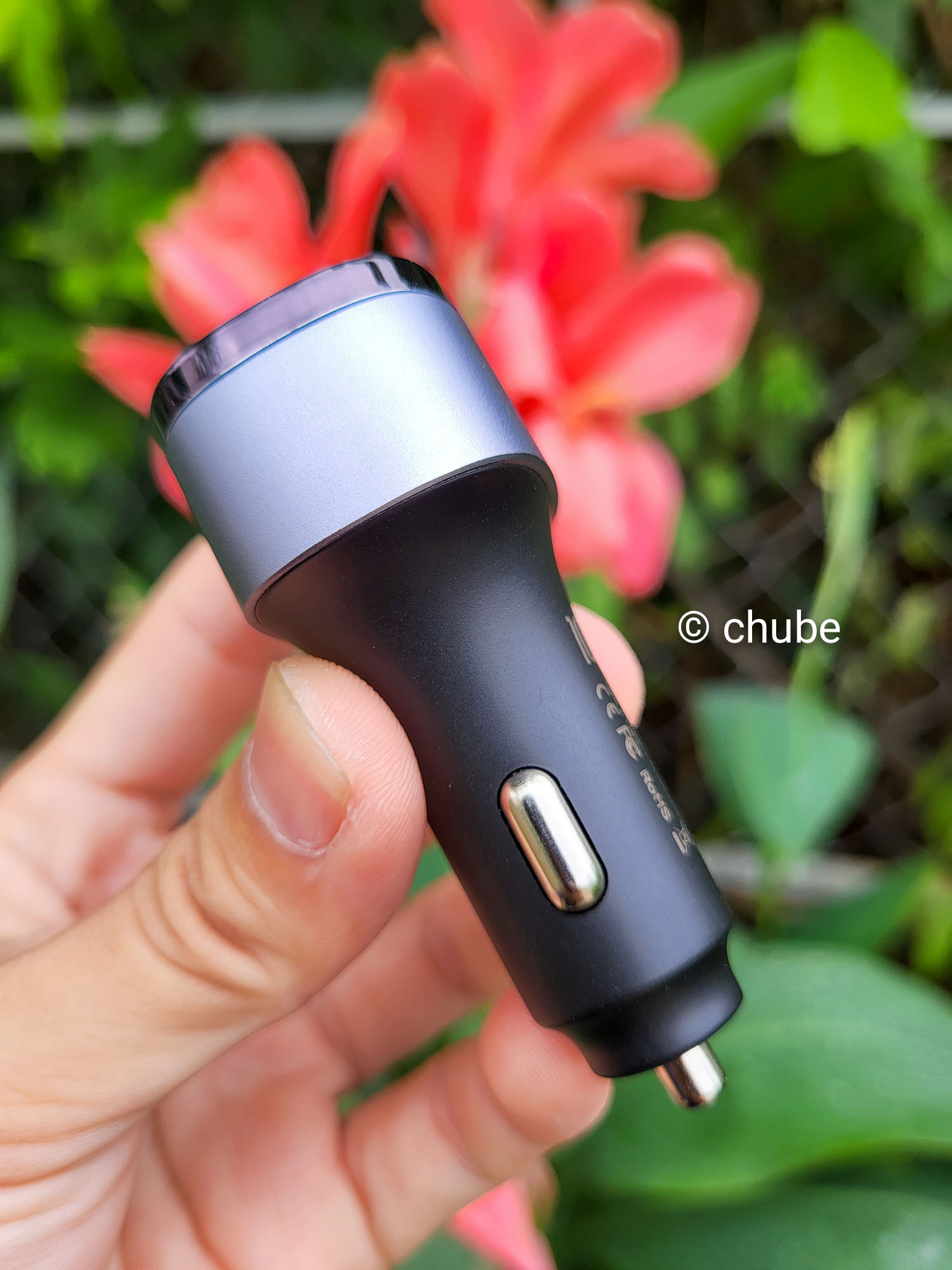 Tẩu sạc ô tô USAMS CC257 C42 với thiết kế sang trọng, 3 cổng sạc và tính năng sạc nhanh