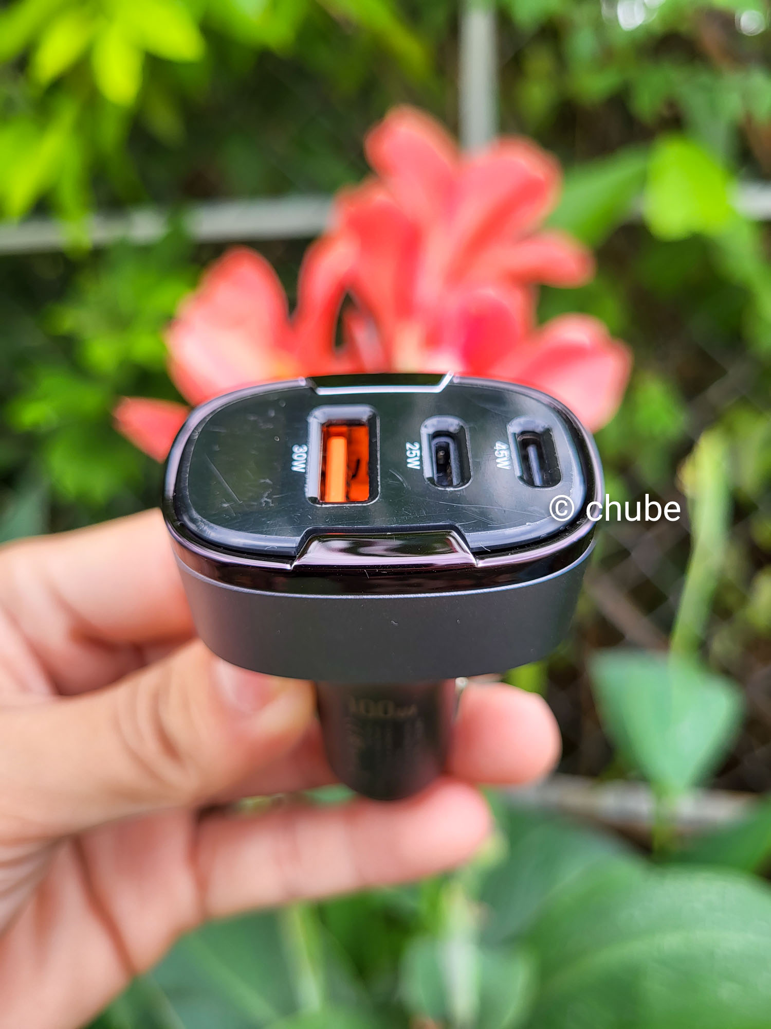 Thiết kế nhỏ gọn của tẩu sạc ô tô USAMS CC257 C42 100W, phù hợp với mọi không gian trong xe