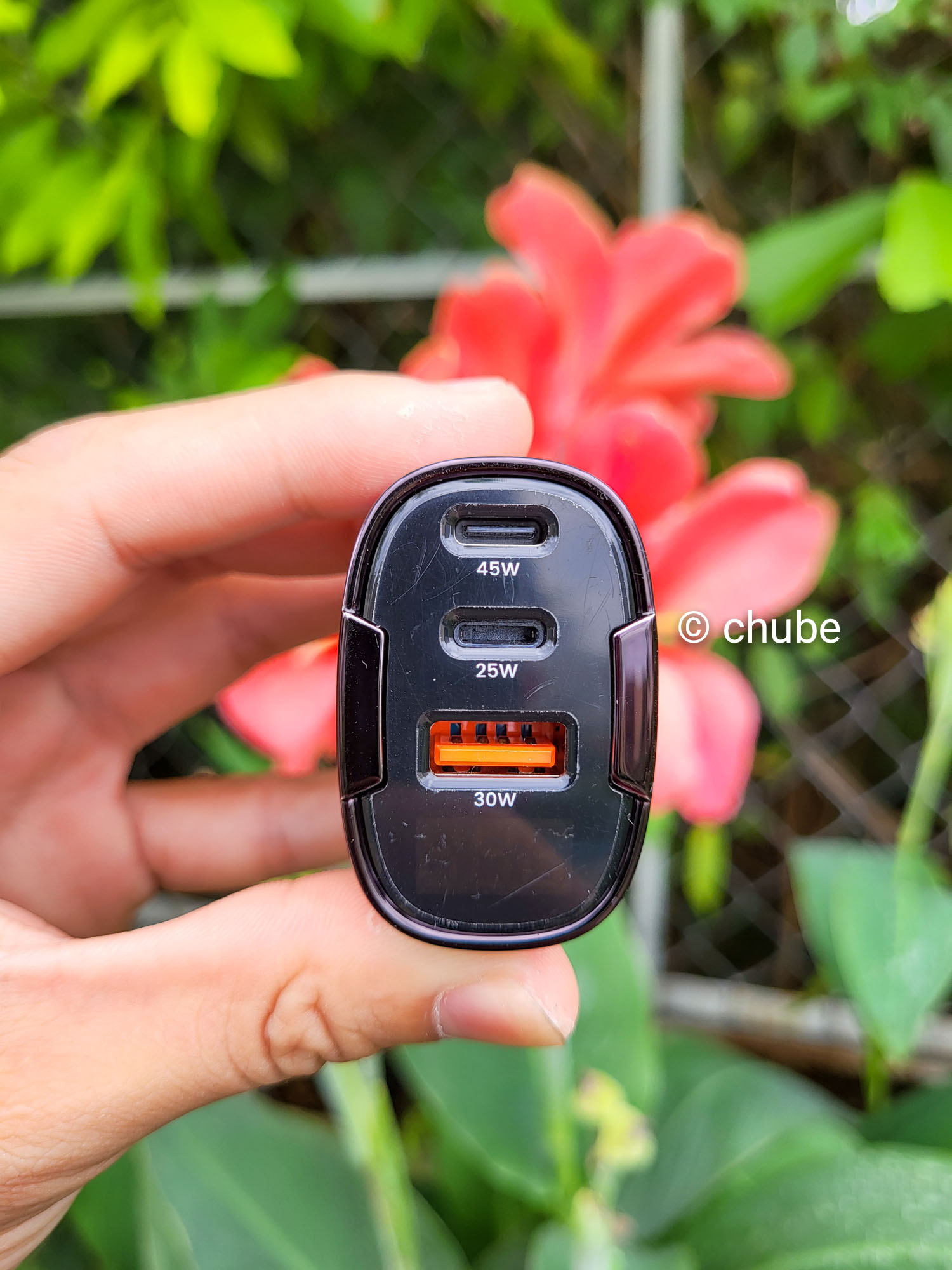 Tẩu sạc ô tô USAMS CC257 C42 100W với 3 cổng sạc nhanh, thiết kế nhỏ gọn và sang trọng