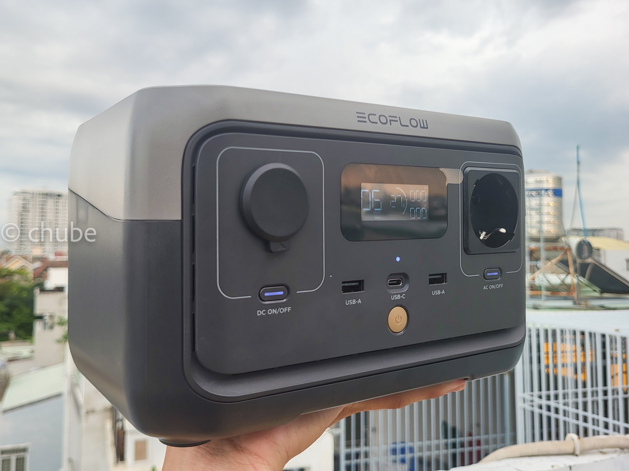 EcoFlow RIVER 2 256Wh - Hình ảnh của trạm sạc di động trong môi trường tự nhiên