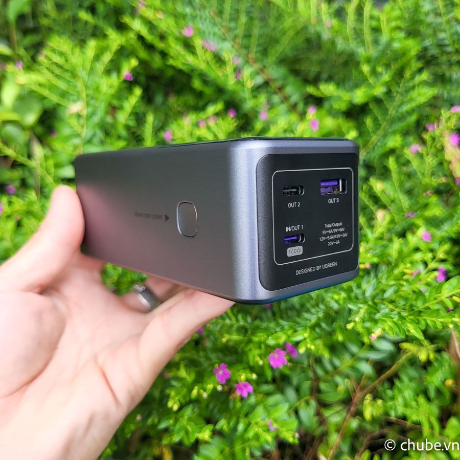 Màn hình kỹ thuật số trên pin dự phòng Ugreen PB721 hiển thị chi tiết sạc