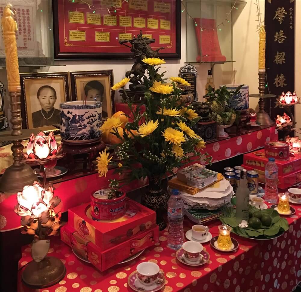 Người miền Nam thường có thói quen trang trí bàn thờ ngày Tết sớm