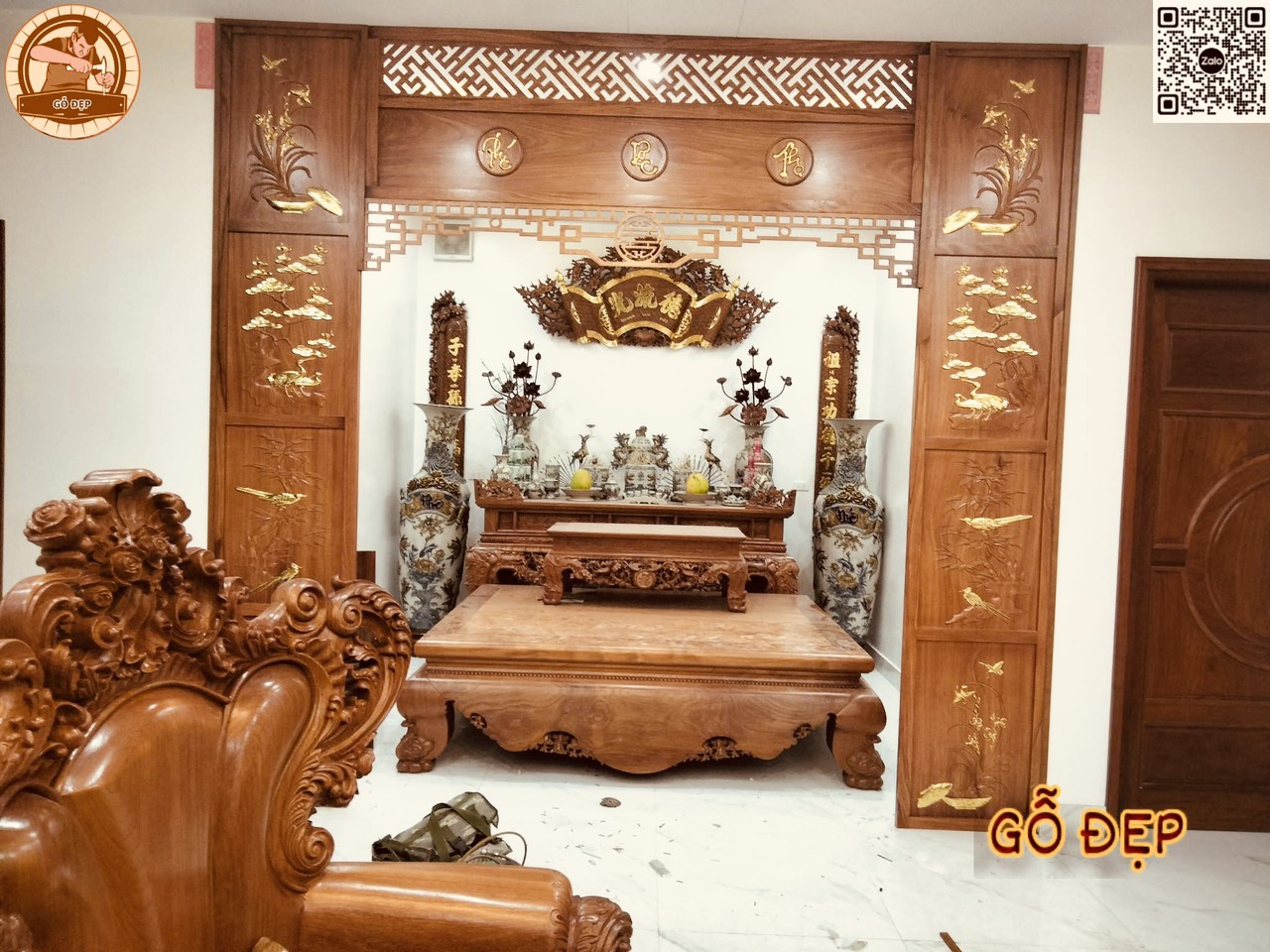 Phòng thờ sử dụng vách ngăn gỗ tự nhiên