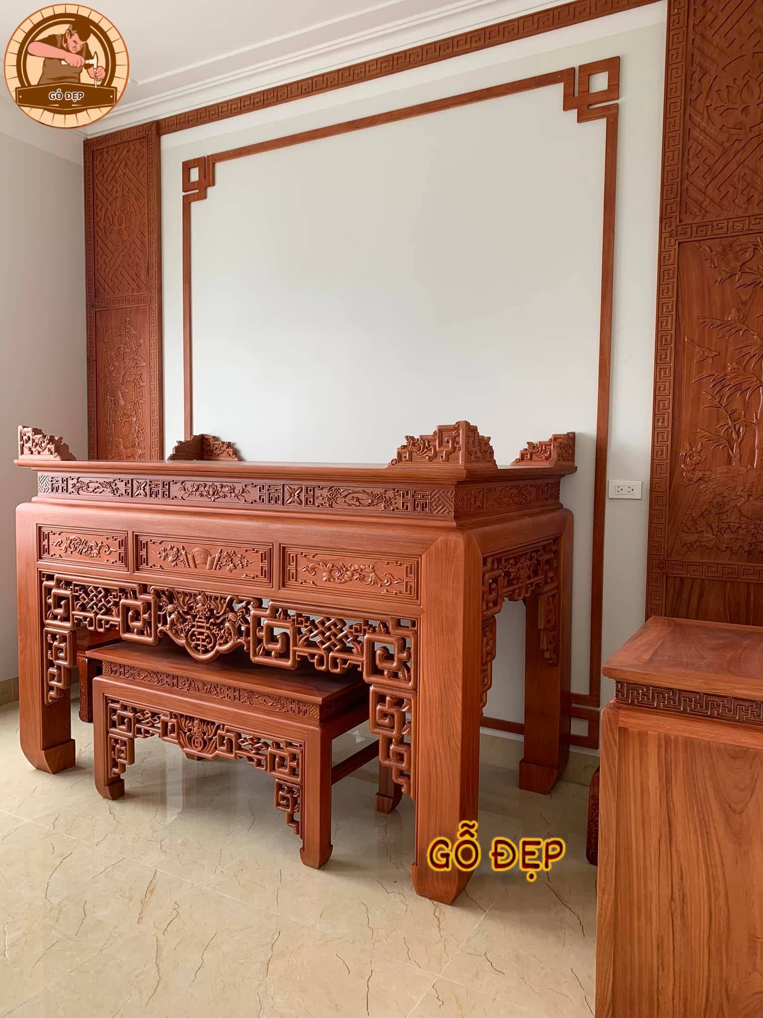 Bàn thờ gỗ Hương được lắp đặt tại nhà khách hàng