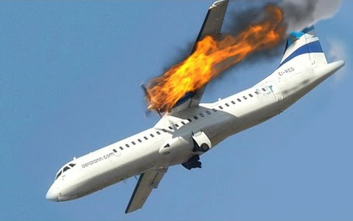 Nằm mơ thấy máy bay rơi xuống và bốc cháy