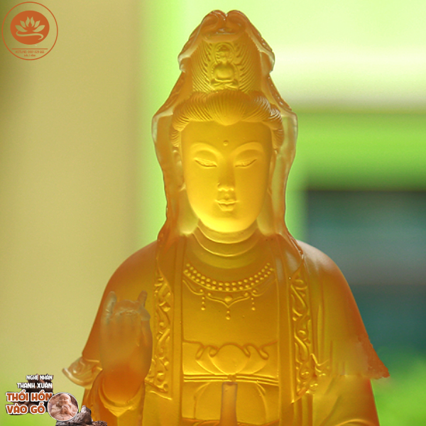 Tượng quan âm ngồi được làm bằng lưu ly