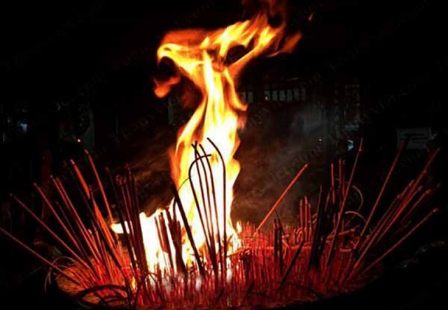 Nằm mơ thấy bản thân mình làm cháy bát hương