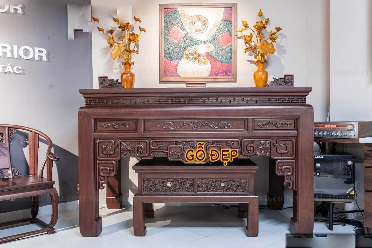 Mẫu bàn thờ đứng gỗ óc chó mang lại may mắn