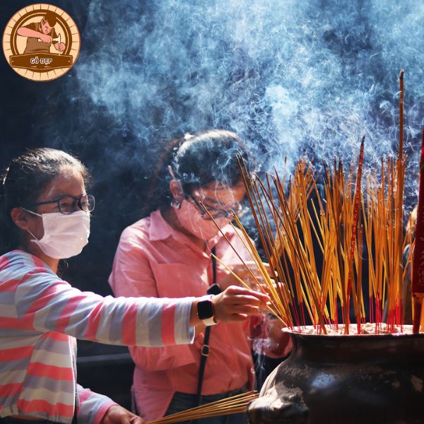 Ý nghĩa tâm linh của việc thắp hương trong ngày