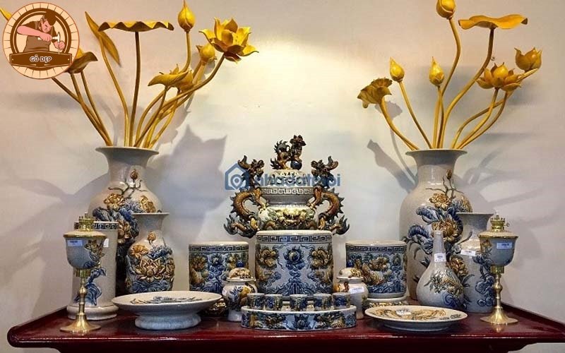 Bàn thờ cúng gia tiên có 3 bát hương