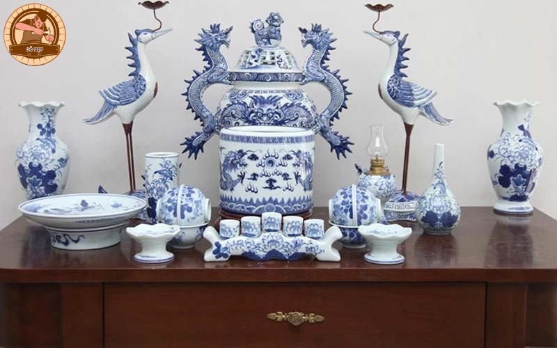 Bàn thờ gia tiên có một bát hương