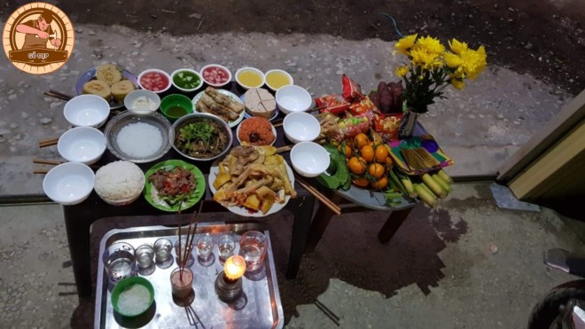 Cần lau chùi bàn thờ sạch sẽ trước khi thắp hương