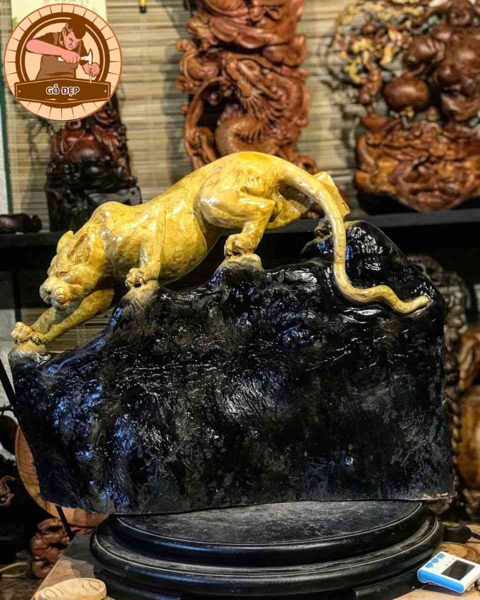 Tượng báo được chế tác từ gỗ nu kháo