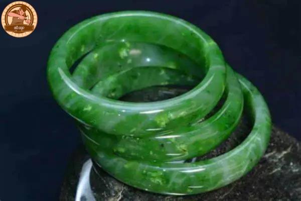 Vòng phong thủy đá Ngọc Bích