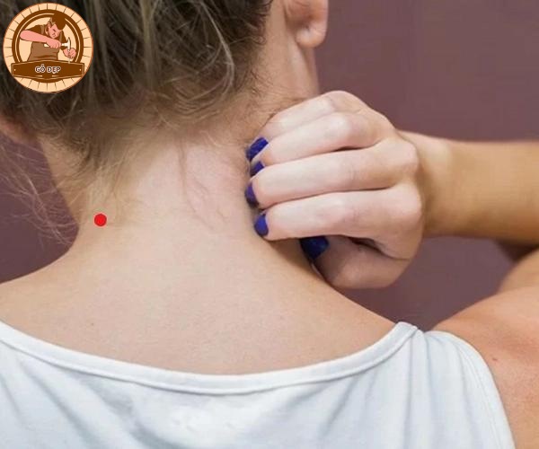 Nốt ruồi son bên trái sau gáy có ý nghĩa gì