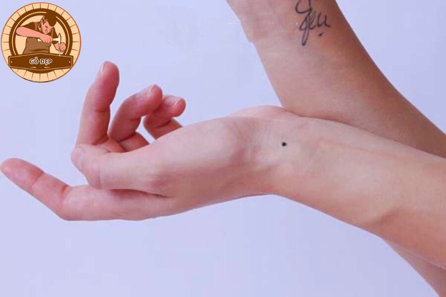 Ý nghĩa nốt ruồi trên cổ tay phụ nữ