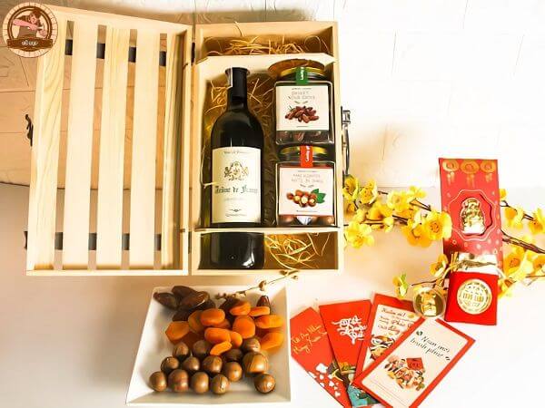 Hộp gỗ đựng quà tết được kết hợp hoa văn tinh xảo