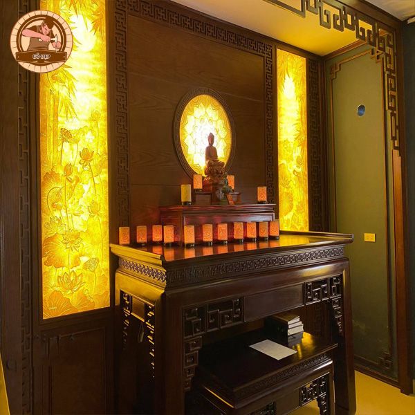 Tranh trúc chỉ hoa sen hiện đại kết hợp với bàn thờ chung cư tại Hà Nội