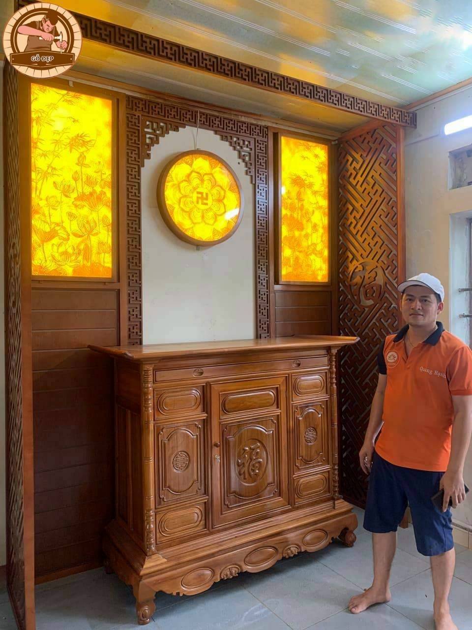 Bàn thờ đứng kết hợp với tranh trúc chỉ hiện đại