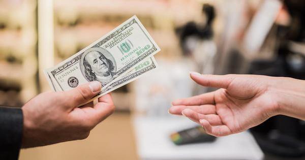 Mơ thấy người ta cho tiền đô la là dấu hiệu thất thoát tiền bạc