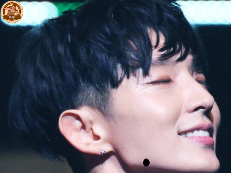 Nốt ruồi quai hàm nói lên điều gì?