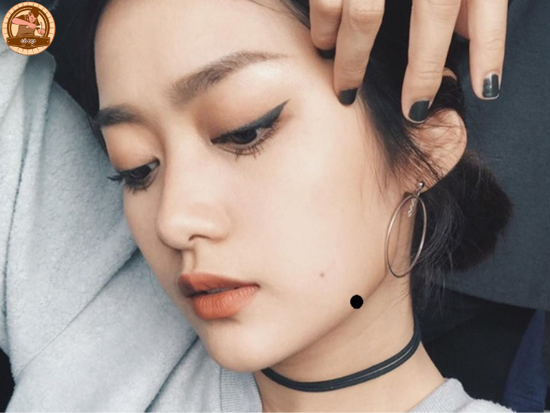 Nốt ruồi ở quai hàm trái nữ và ý nghĩa