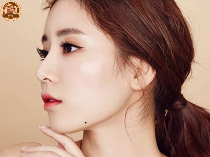 Nốt ruồi ở quai hàm trái phụ nữ