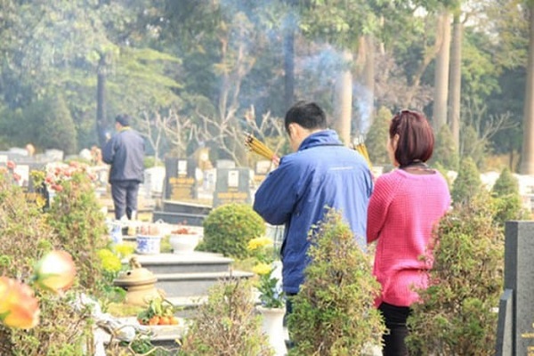 Ý nghĩa linh thiêng của lễ cúng 49 ngày ngoài mộ cho người đã mất