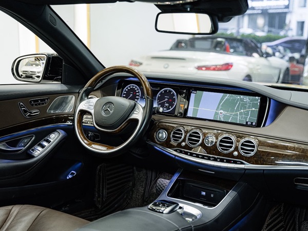 Giá thuê xe mercedes có lái theo tháng