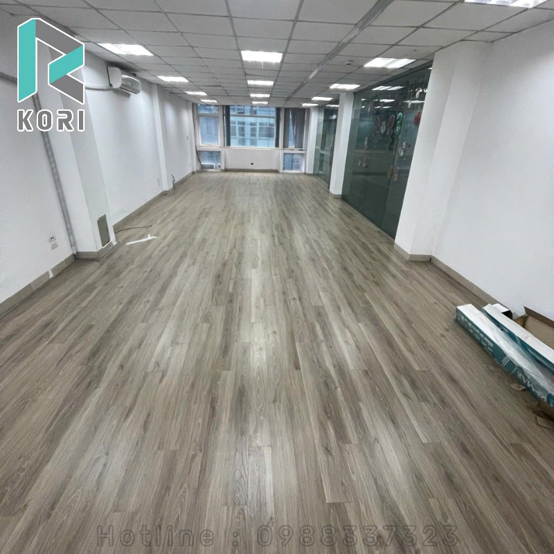 Sàn gỗ công nghiệp có dễ bị trầy xước không?