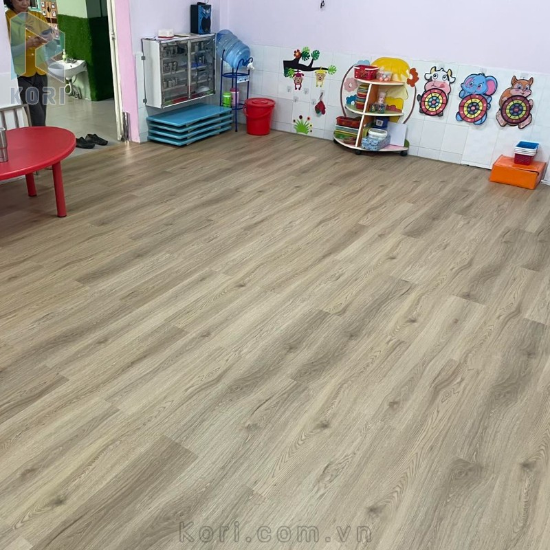 so sánh sàn nhựa giả gỗ