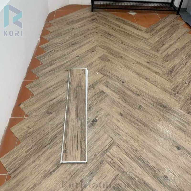 Thi công sàn nhựa dán keo