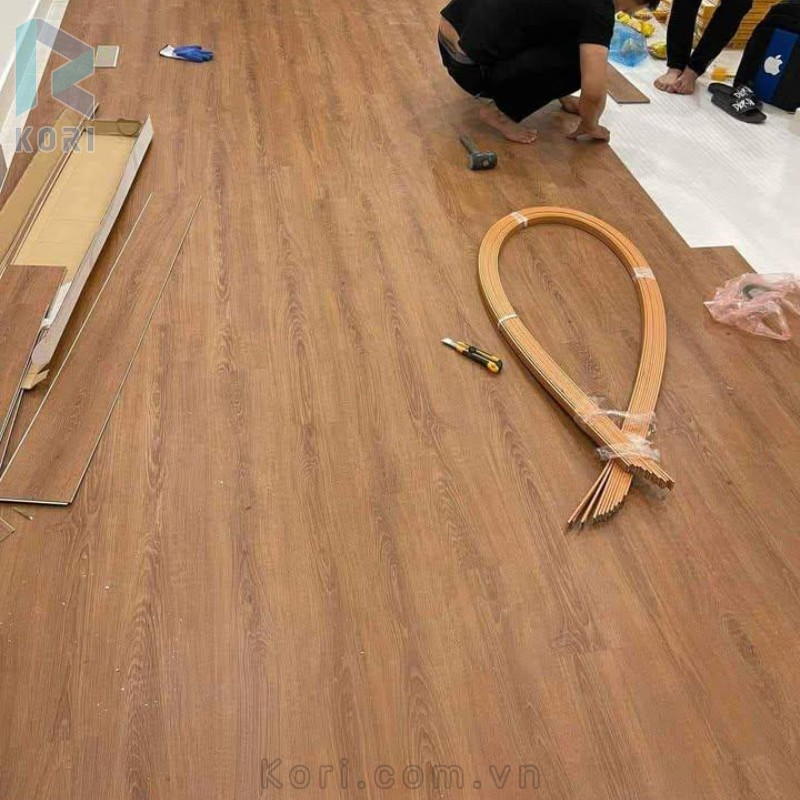 Thi công sàn nhựa hèm khóa