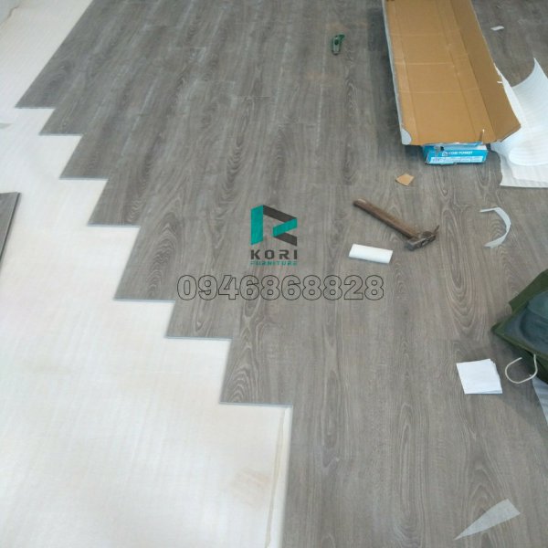 Thi công sàn nhựa hèm khóa tại Bình Dương