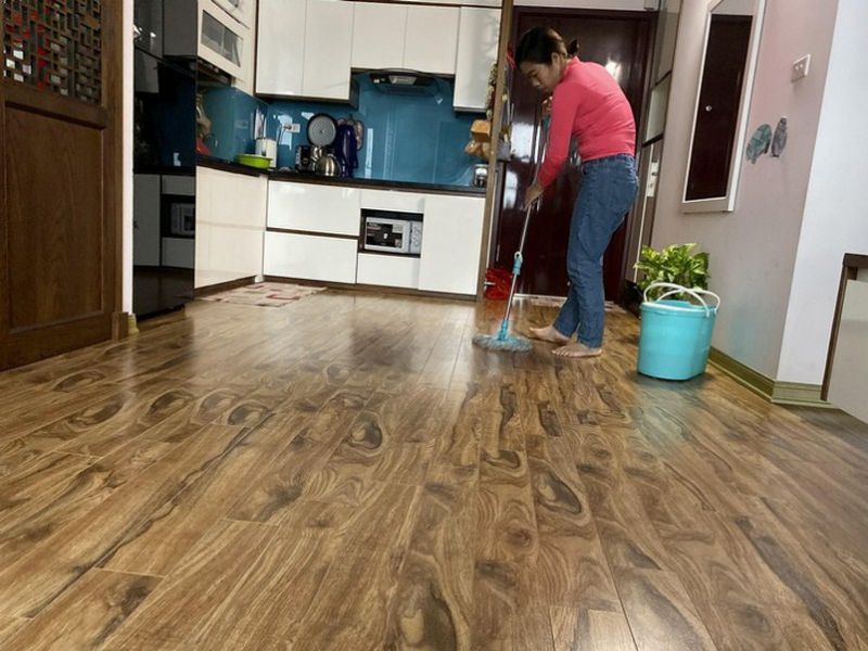 vệ sinh sàn gỗ công nghiệp