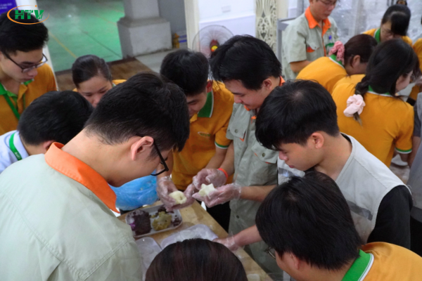 Đội thi làm bánh trung thu