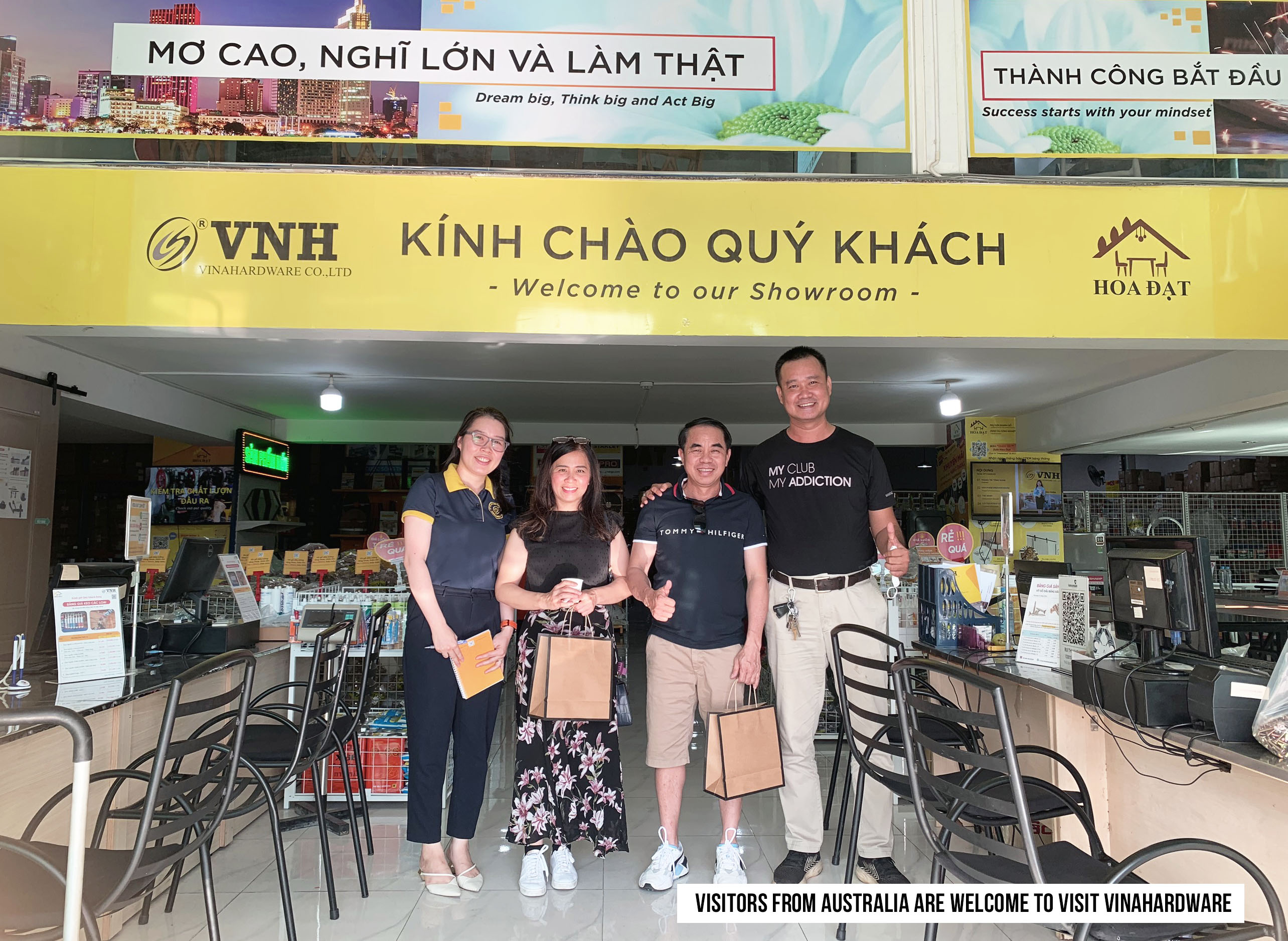 Customers Visit VINAHARDWARE