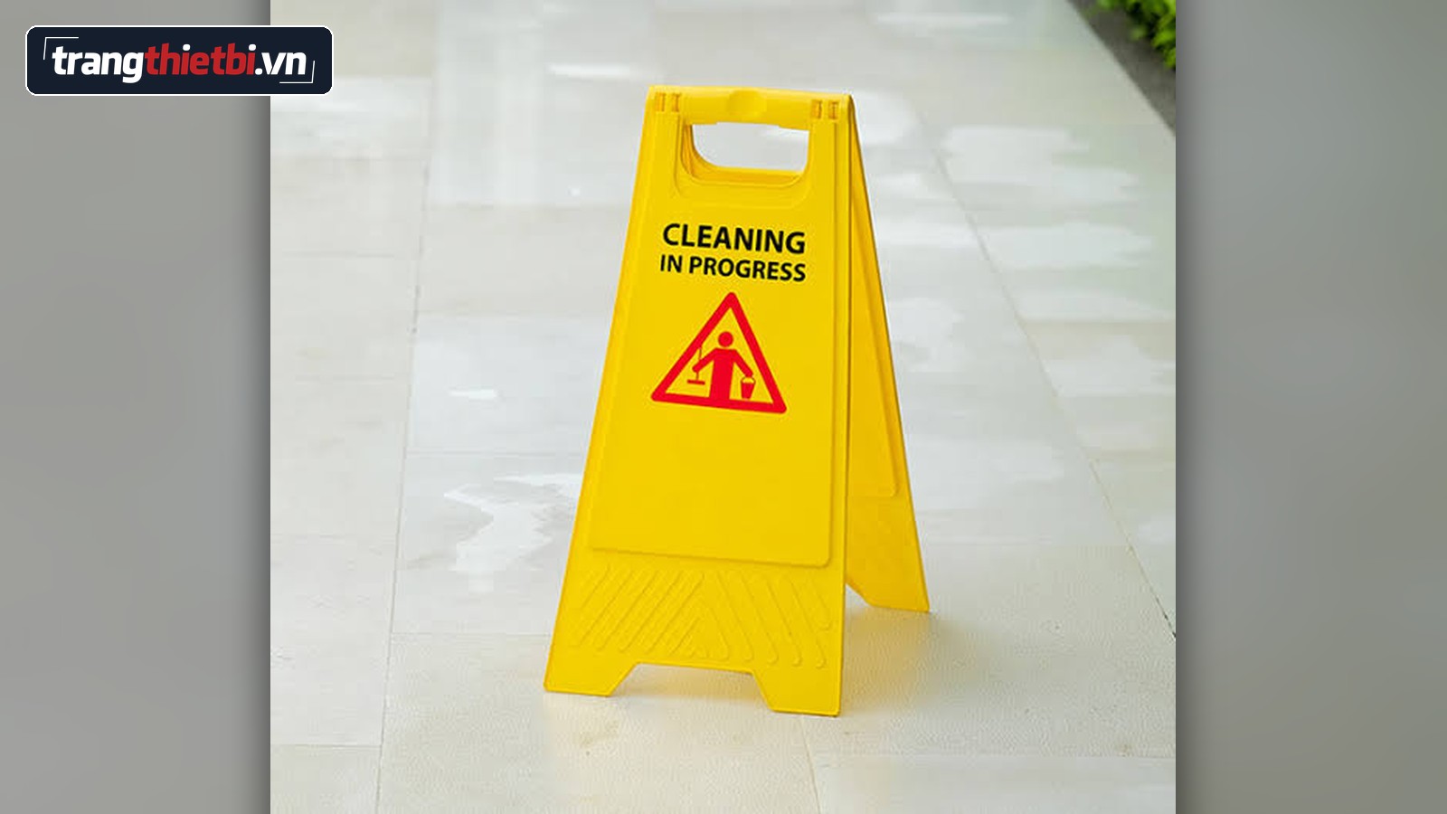 Hình ảnh biển báo chữ A cảnh báo sàn ướt đang vệ sinh, liên quan đến các tiêu chuẩn chống trượt an toàn trong khu vực làm việc