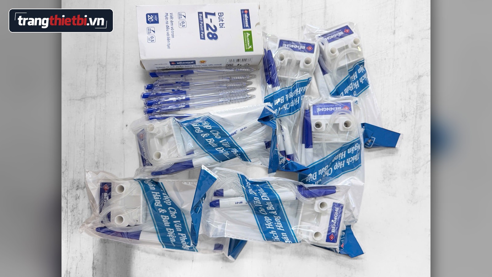 Bộ bút cắm bàn Bến Nghé SP-01 có dây lò xo co giãn thích hợp dùng cho quầy giao dịch ngân hàng và bưu điện