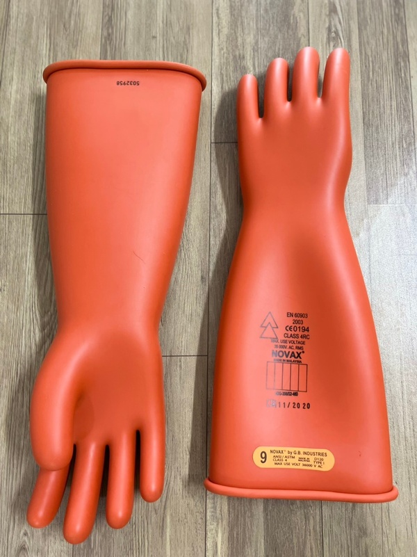 Găng tay cách điện Novax làm từ cao su tự nhiên, đạt 6 cấp độ tiêu chuẩn từ 500V đến 36kV