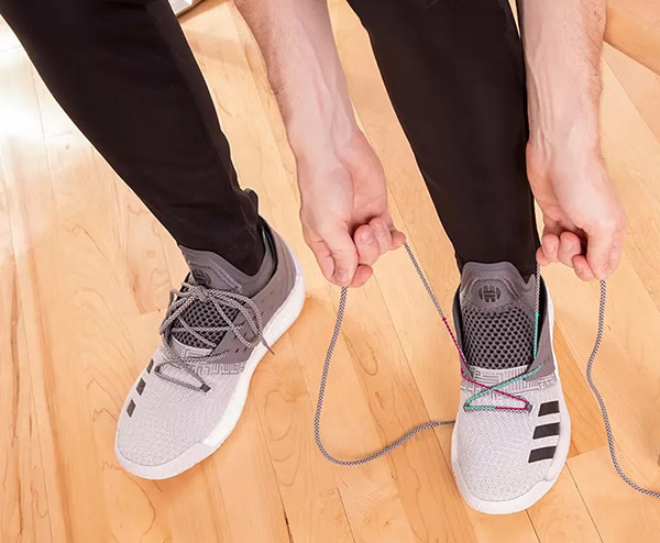 Xử lý dây giày bảo hộ thừa bằng cách nhét vào giày hoặc dùng kẹp cố định